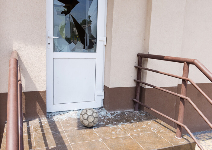 Fußball hat Glasscheibe in Tür zerbrochen.